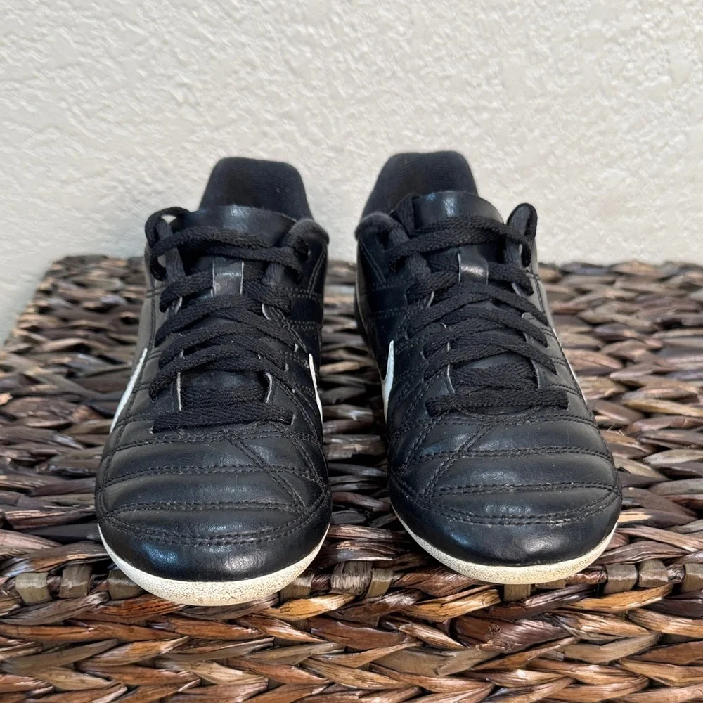 Nike Boys Size 2Y Black and White Athletic Cleat‎ Sport Shoes